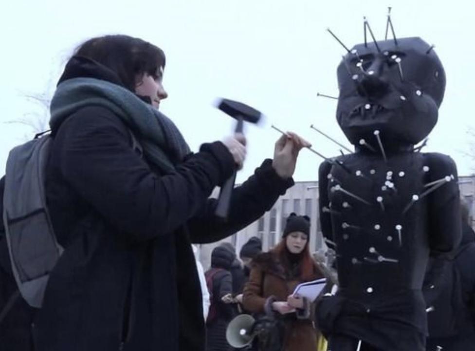 У Латвії активісти забивали цвяхи в дерев’яного путіна