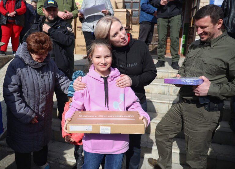 Учні сільських шкіл деокупованої Херсонщини отримали 5000 планшетів і ноутбуків
