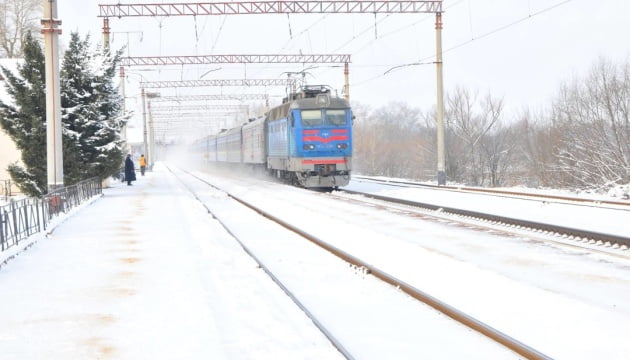 Через ускладнення погодних умов у західних регіонах деякі потяги Укрзалізниці значно затримуються