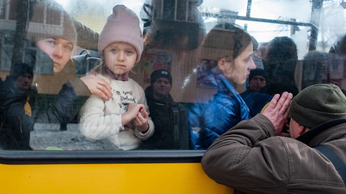 Протягом тижня з Донеччини евакуювали близько 300 школярів