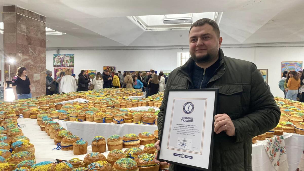 Во Львове выложили огромный тризуб из тысячи пасок