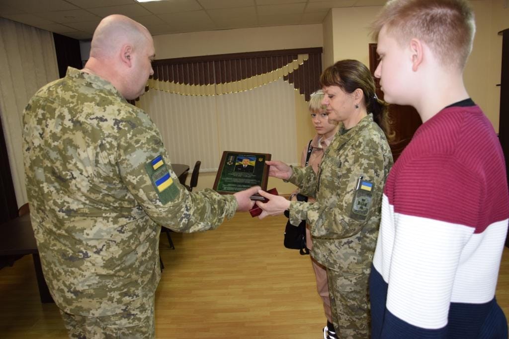 Родині полеглого у боях за Україну офіцера-прикордонника передали орден «За мужність»