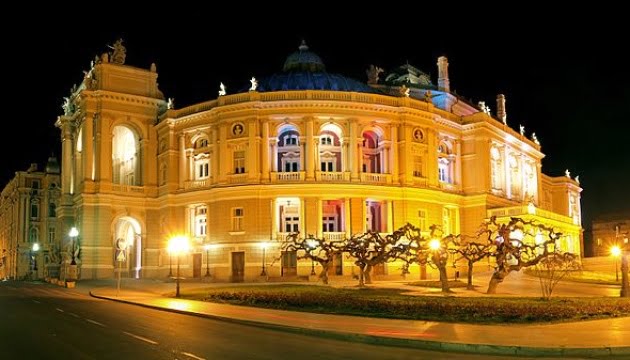 Главного дирижера Одесской оперы уволили с должности из-за сотрудничества с мужем одиозной путинской поклонницы Нетребко