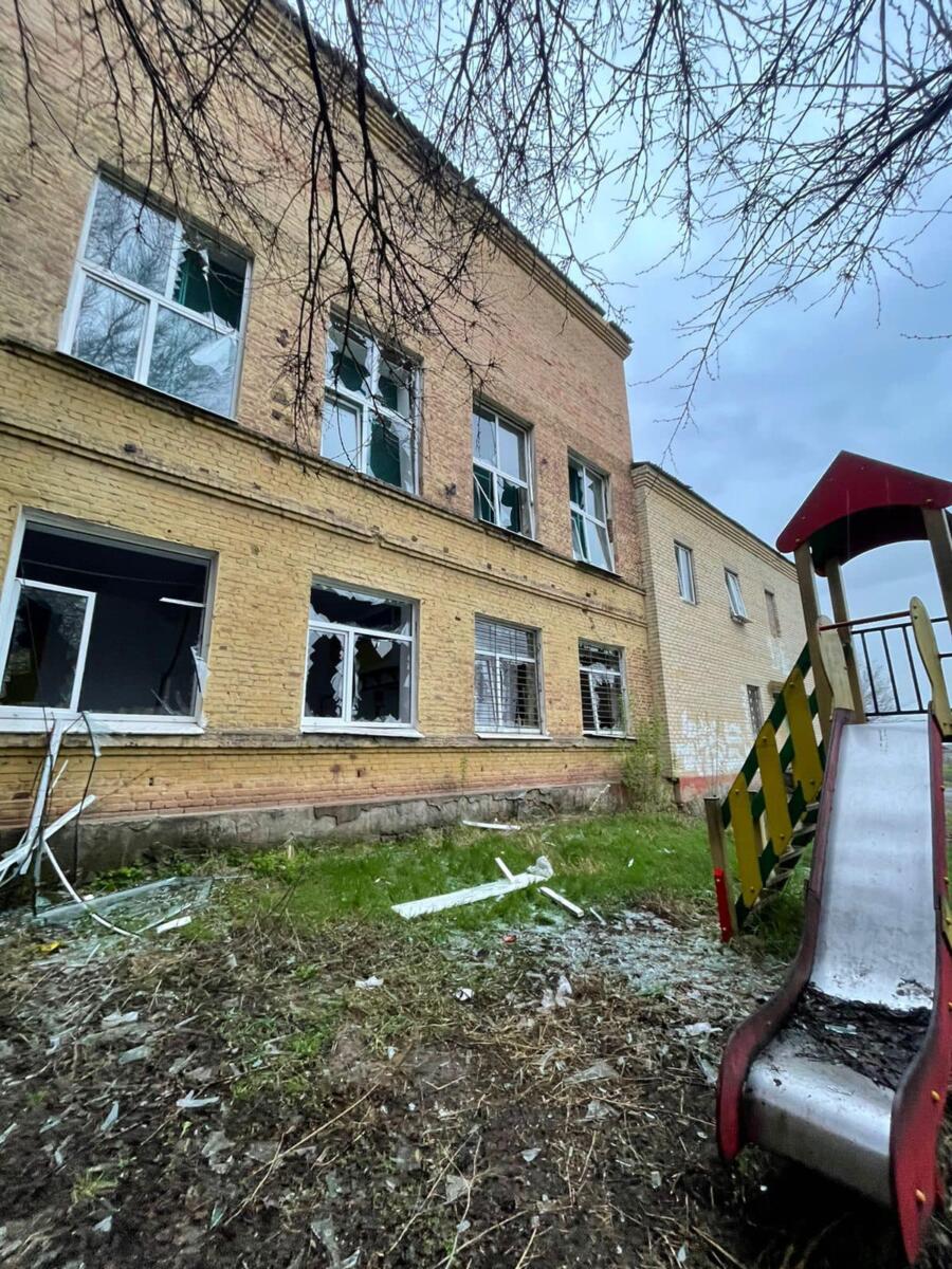 Вночі росіяни обстріляли Слов’янськ ракетами: пошкоджено школу та житлові будинки