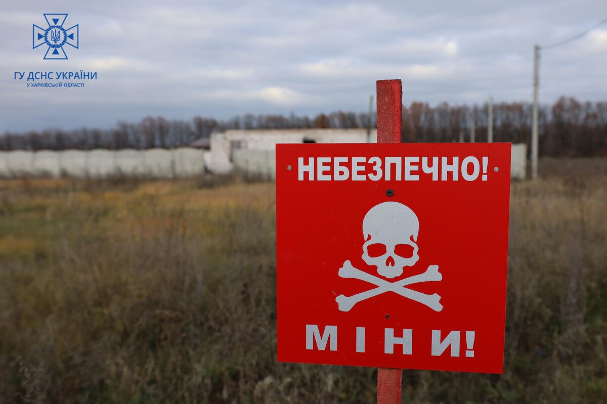 Внаслідок наїзду на вибуховий пристрій на Харківщині постраждав 28-річний тракторист – ДСНС