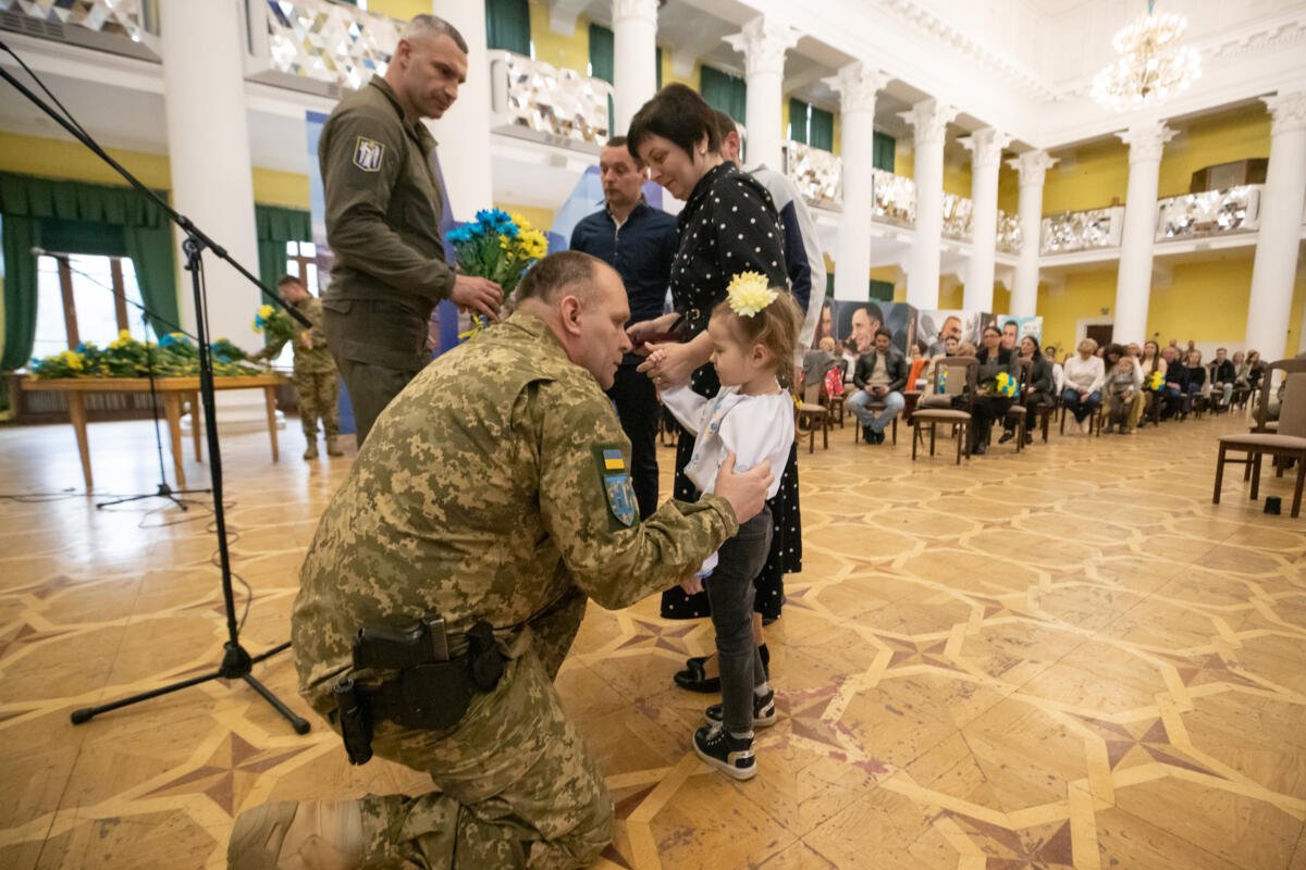 У столиці вручили нагороди військовим 242-го батальйону сил Тероборони ЗСУ