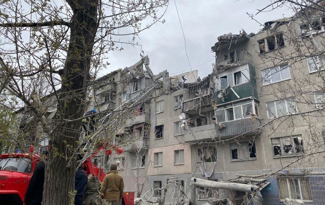 У Слов’янську під завалами будинку залишаються люди