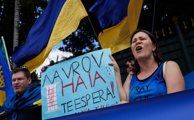 Російського міністра Лаврова у Бразилії зустріли акцією під українськими прапорами