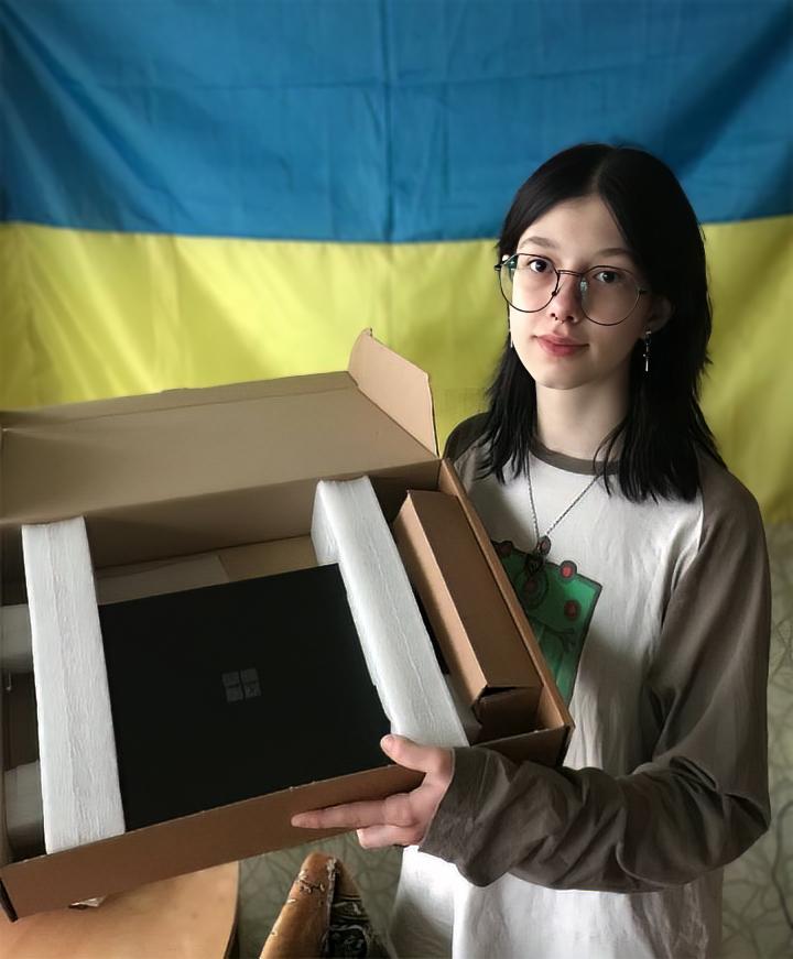 Юні художники з Кремінної отримали ноутбуки від міжнародних партнерів