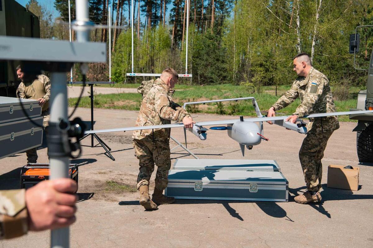Волонтери передали українським захисникам комплекси Poseidon та мобільні центри управління
