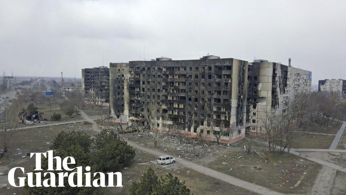 The Guardian показав на обкладинці журналу руїни окупованого Маріуполя (ФОТО)