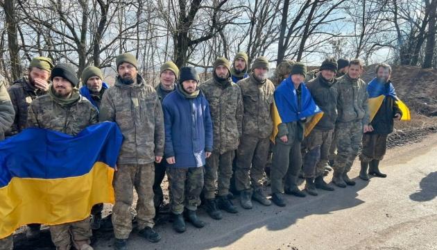 Ще 130 українських захисників повернулися додому з російського полону (ФОТО)