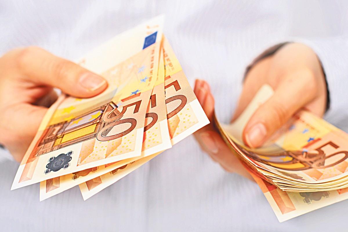 Українці в Польщі можуть подати заявку на допомогу через спеціальний застосунок: як це працює та що варто знати