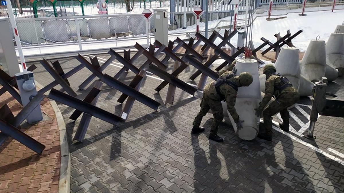 У Польщі військові почали зводити на кордоні з Білоруссю протитанкові укріплення