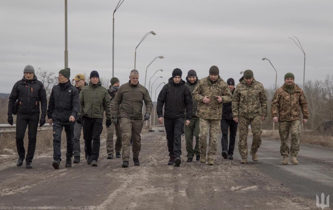 У Чернігові місця скоєння злочинів росії відвідала делегація ЗС Фінляндії