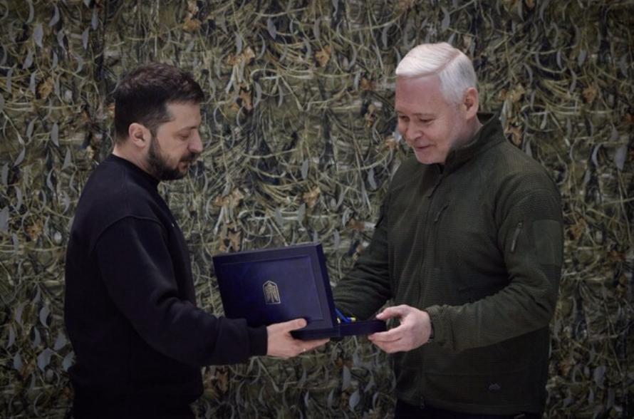 Глава держави передав меру Харкова відзнаку «Місто-герой»