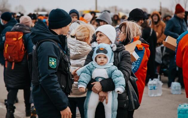 Названо країни, які скорочують фінансову та гуманітарну допомогу українським біженцям: перелік