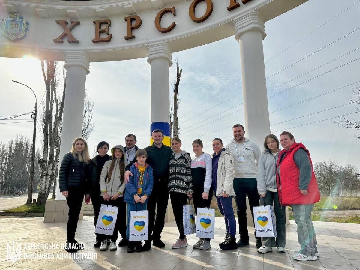 У Херсонську область повернули українських дітей, яких окупанти незаконно вивезли в Крим