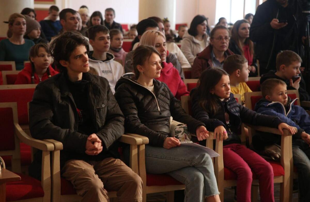 На Хмельниччині багатодітні родини із числа переселенців отримали електрогенератори