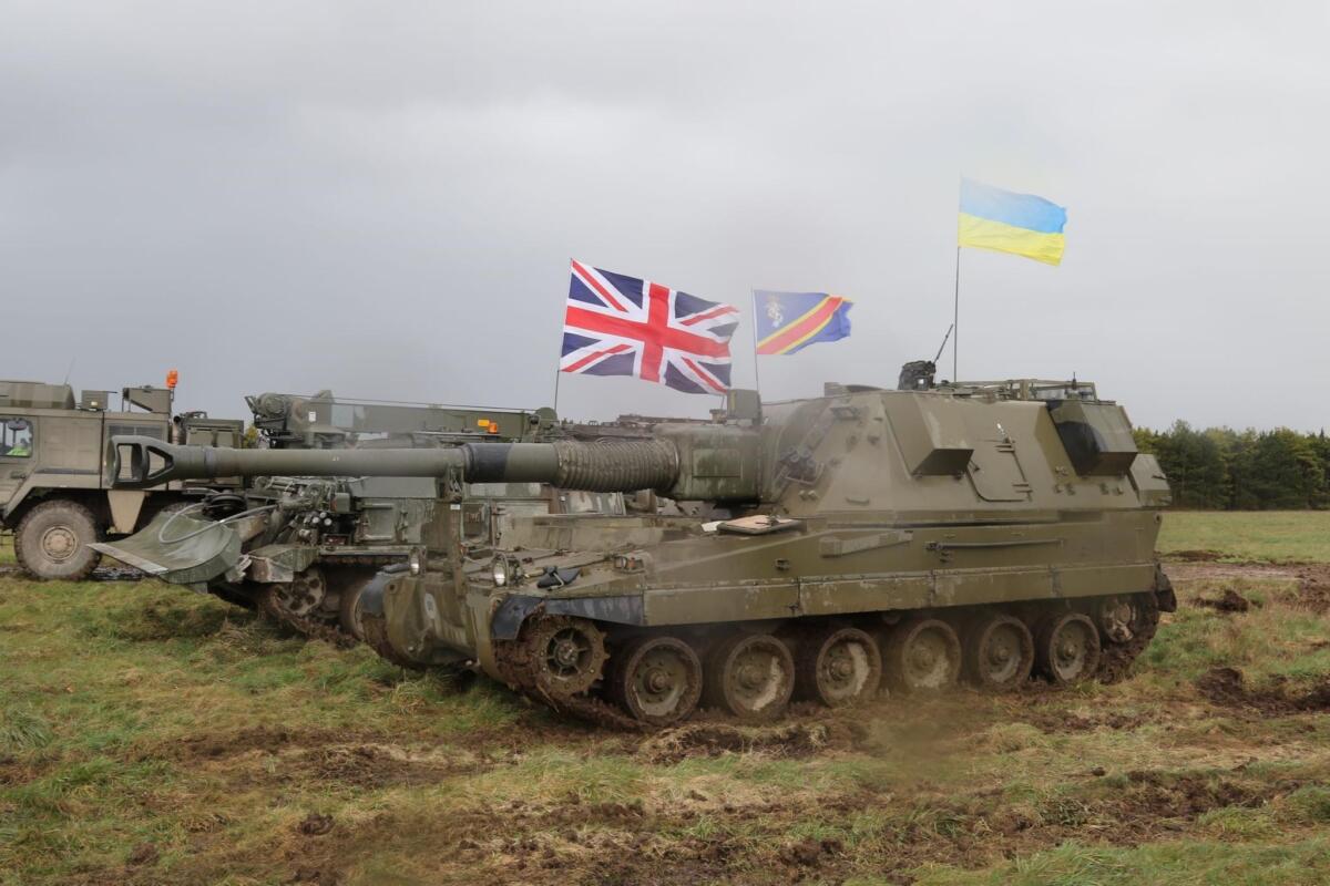 У Британії завершує навчання друга група українських військових на високоточних гаубицях AS90