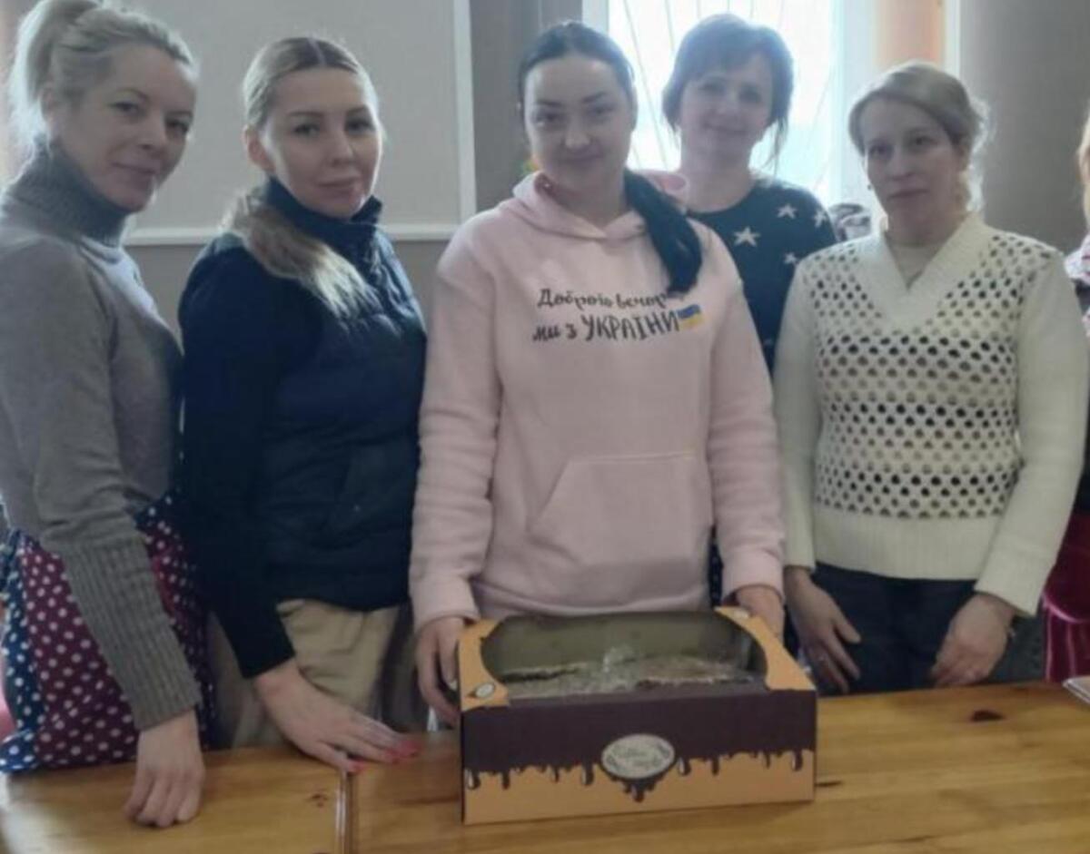 У Рівненській області переселенці виготовляли смаколики для військових ЗСУ