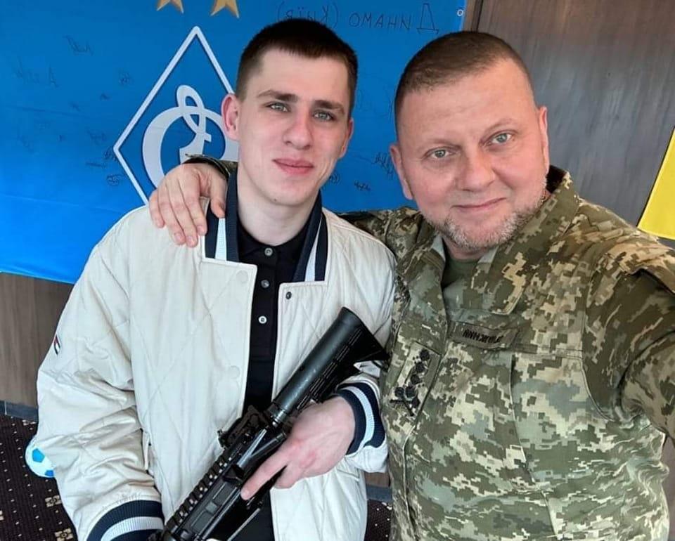 Залужний особисто нагородив «Золотим Хрестом» 21-річного піхотинця, який здійснив подвиг у бою під Сватовим