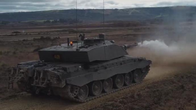 У Британії показали, як бійці ЗСУ опанували керування танками Challenger 2 (ВІДЕО)