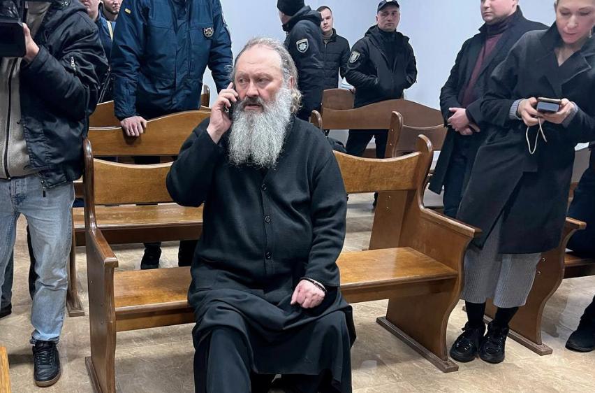 У залі суду митрополиту Павлу не могли одягнути електронний браслет
