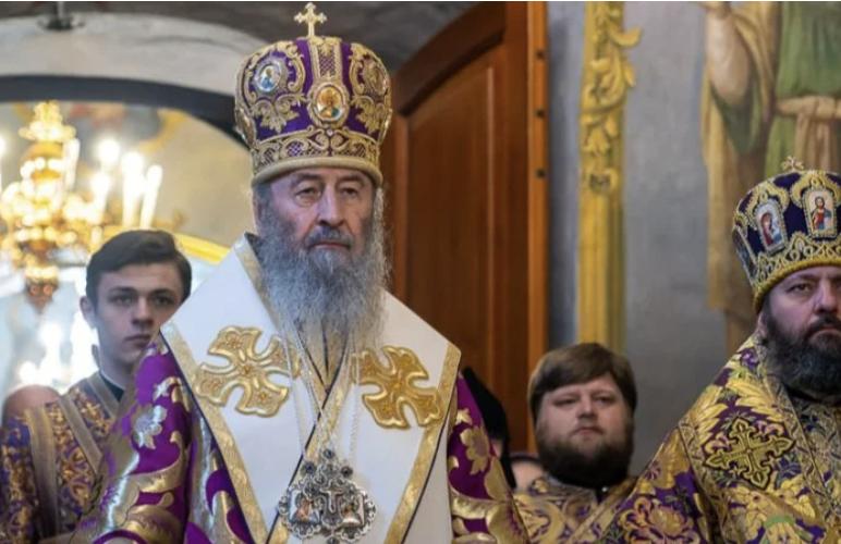 У Лаврі митрополит УПЦ МП провів недільну службу попри вимогу покинути святиню
