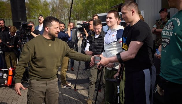 Українські військові, які перебувають на реабілітації в Нідерландах, отримали годинники від президента України