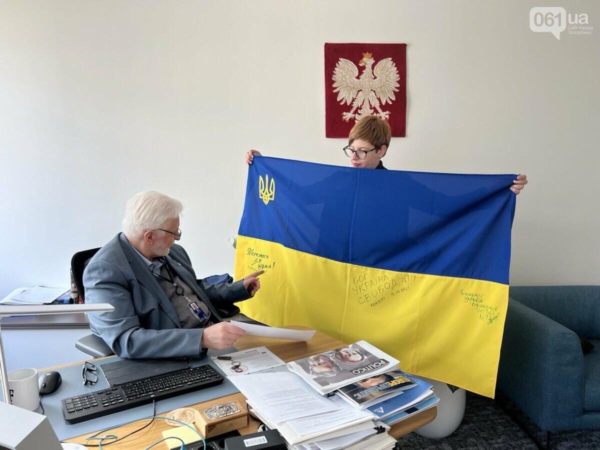 Украинская журналистка передала депутатам Европарламента флаги, подписанные запорожскими терробороновцами