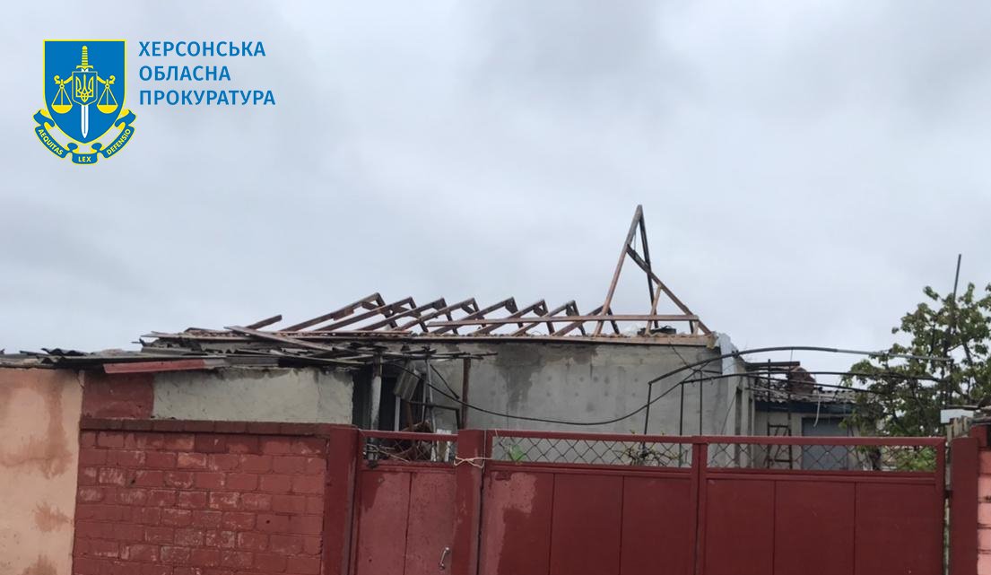 Росіяни 90 разів обстріляли Херсонщину: поцілили у житлові будинки та завод
