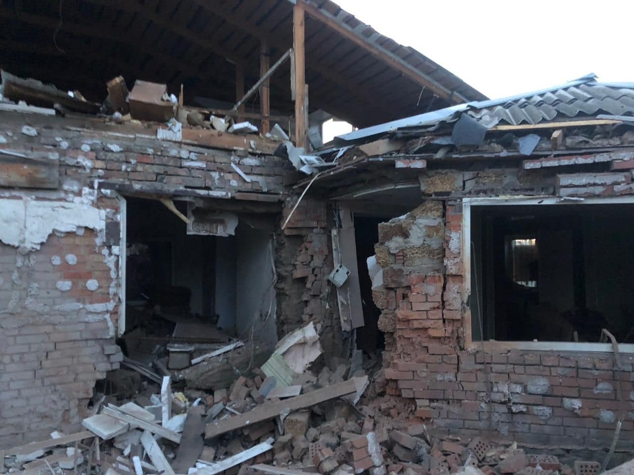 Росіяни вночі з артилерії обстріляли Нікополь: пошкоджені будинки та лінія електропередач