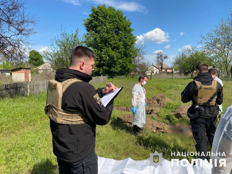 Поліція виявила нові поховання вбитих окупантами цивільних і військових на Донеччині