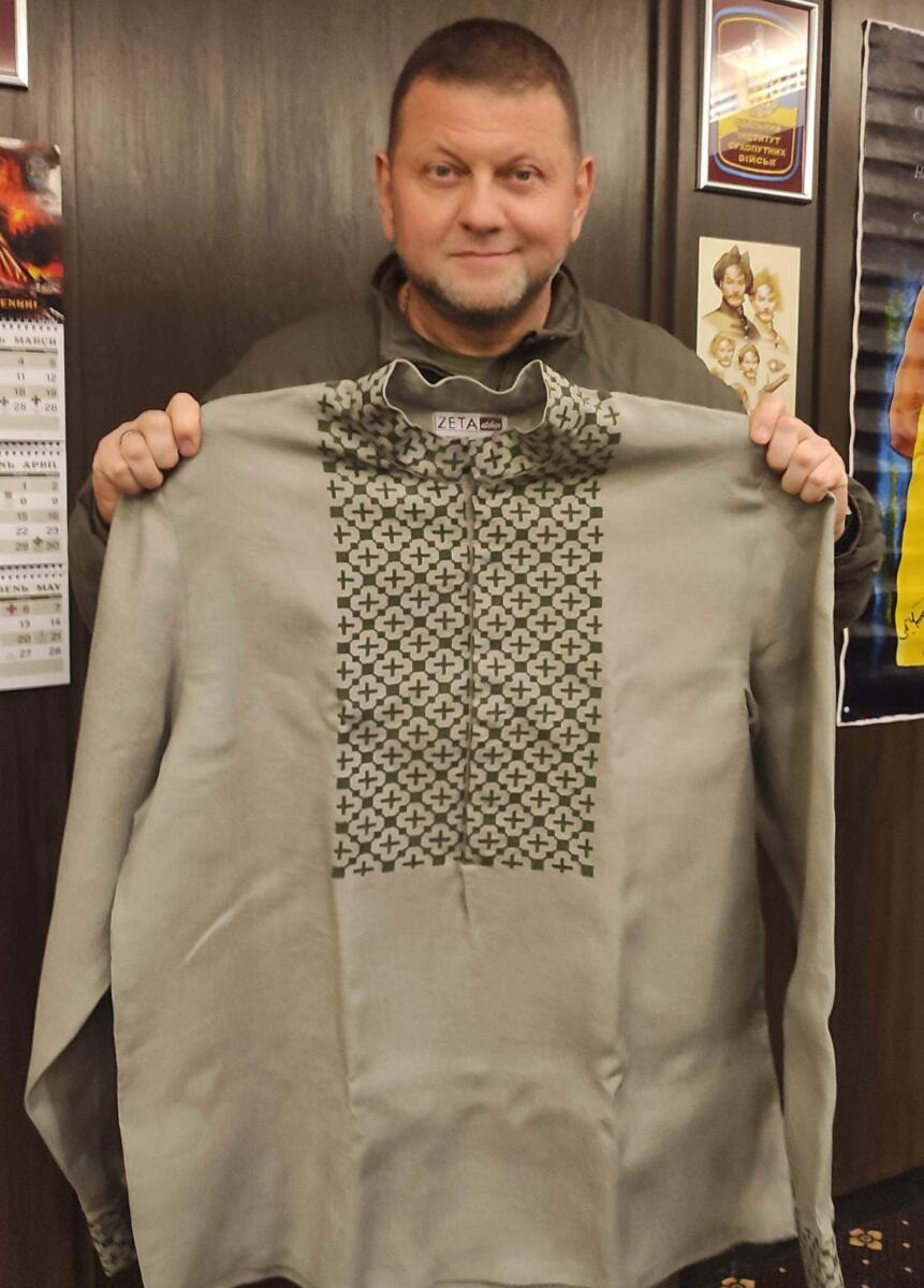Головнокомандувачу ЗСУ подарували відтворену вишиванку Бандери у стилі military