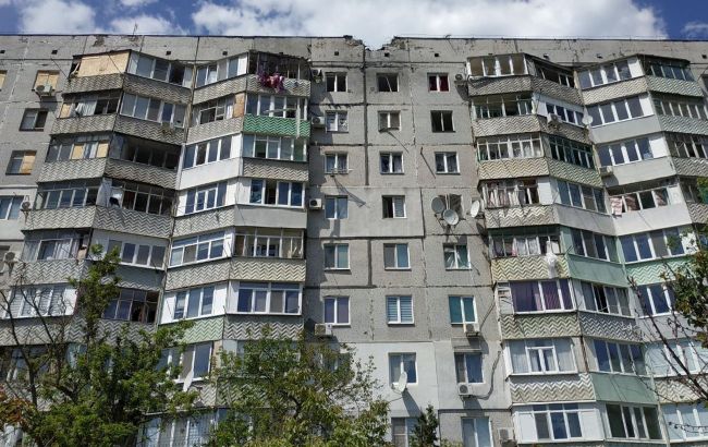 У Херсоні російські окупаційні війська вдарили по багатоповерхівці