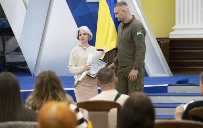 На передодні Дня матері мер Києва вручив відзнаки жінкам-військовим та волонтерам