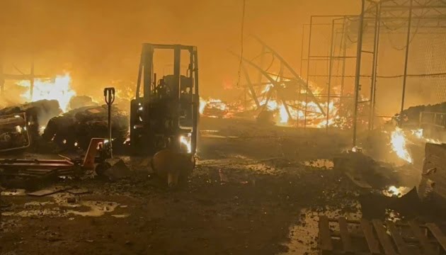 Через удар російської ракети у Тернополі вщент згорів склад з гуманітарною допомогою