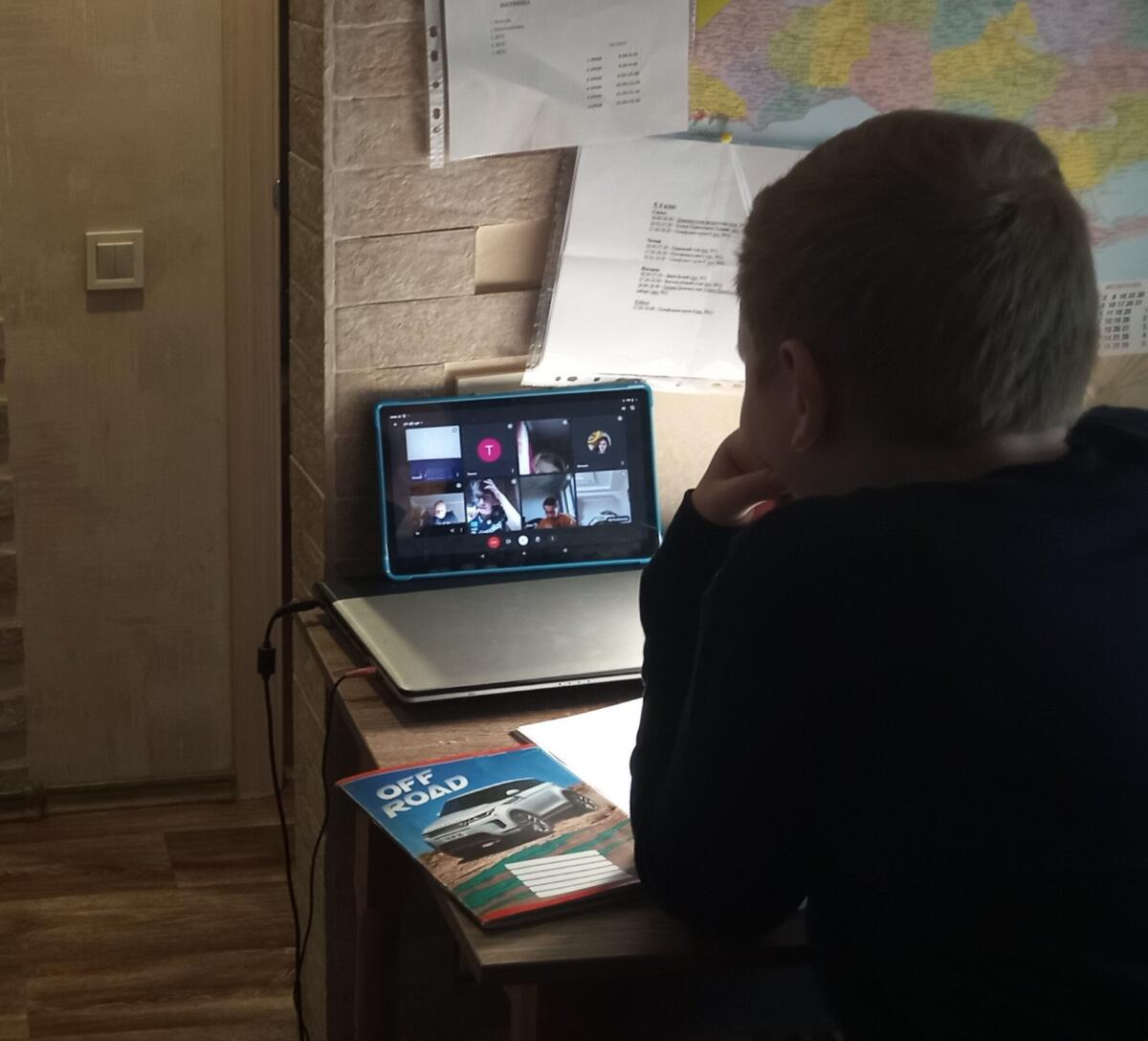 Школярі Авдіївської громади отримали планшети та ноутбуки, необхідні для навчання