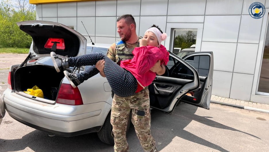 Ювенальні поліцейські допомогли евакуювати дітей із зони бойових дій на Херсонщині
