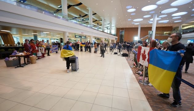 Названа кількість українців, які приїхали до Канади з початку війни