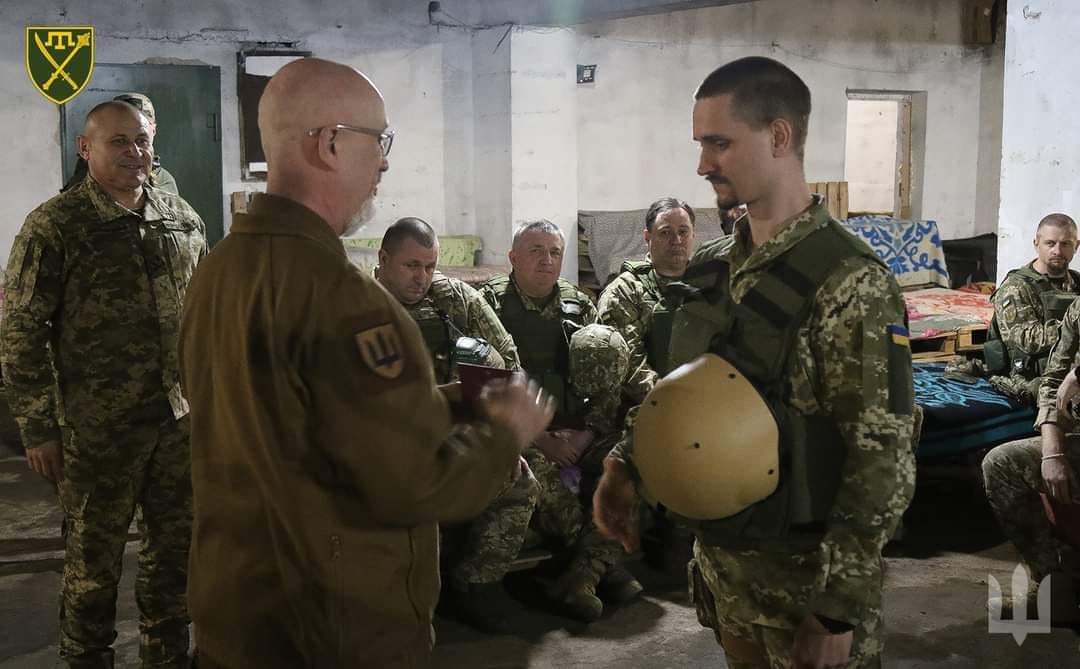 Міністр оборони вручив відзнаки та нагородну зброю захисникам на Дніпропетровщині