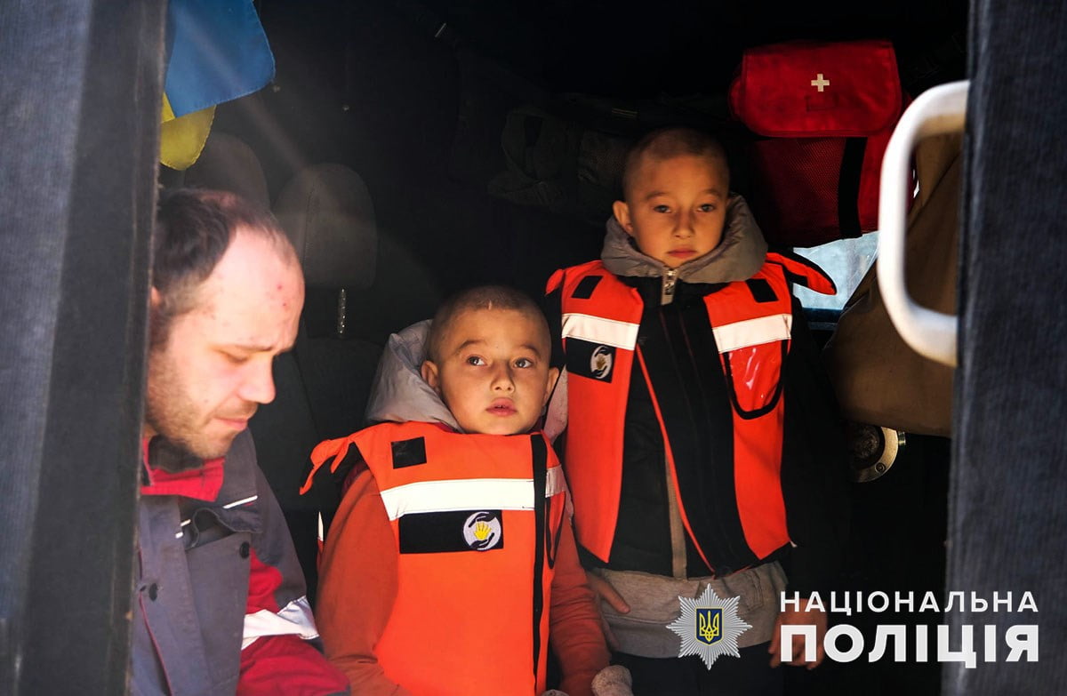 Двох 9-річних близнят поліцейські евакуювали із зони бойових дій під Авдіївкою