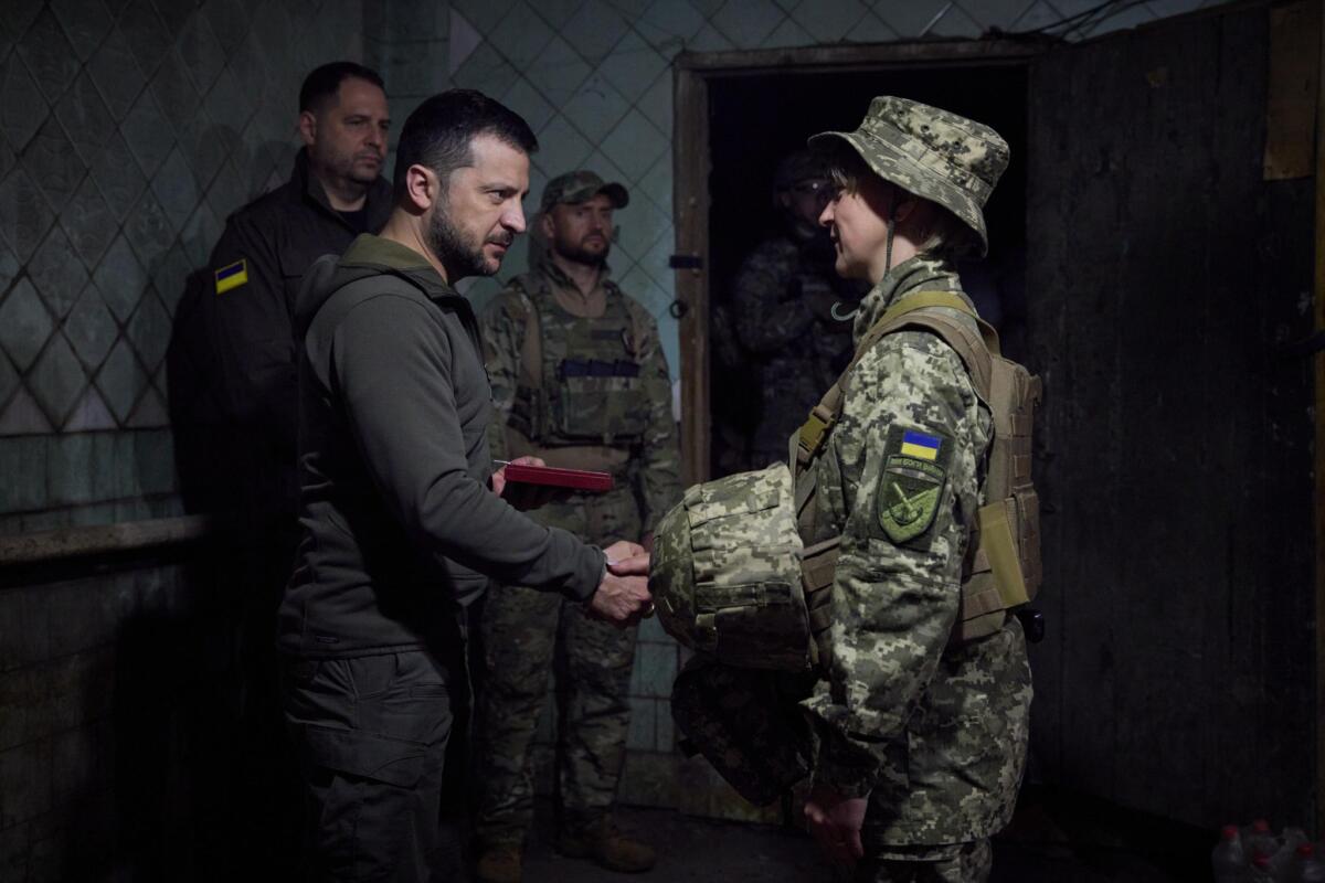 Президент на фронтовій ділянці вручив нагороди морським піхотинцям