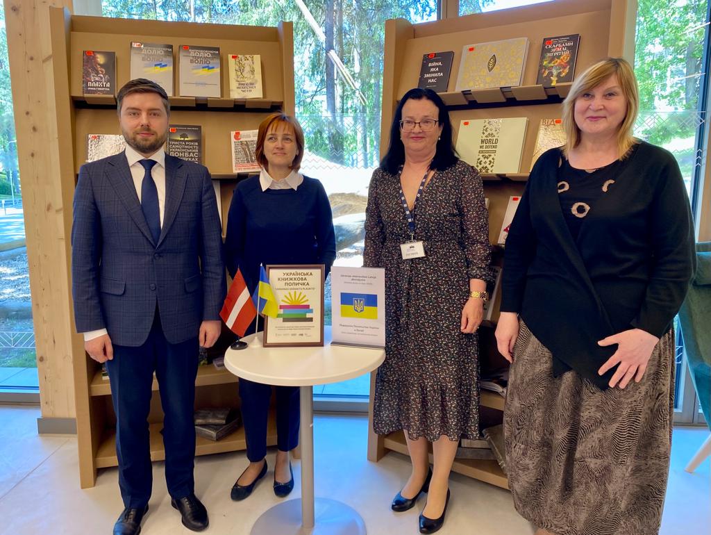 Ще одна Українська книжкова поличка з’явилася у Латвії – посольство