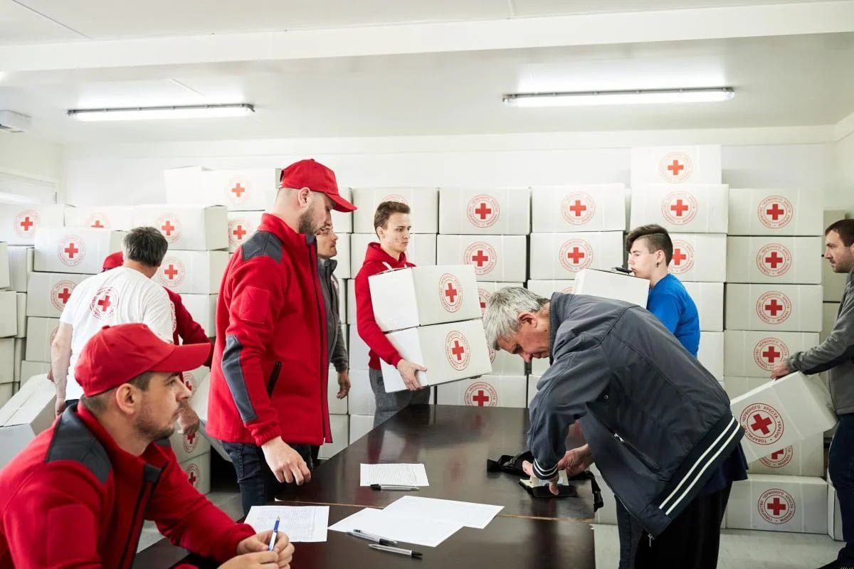 Кока-Кола та Червоний Хрест передадуть вразливим категоріям українців генератори та спальні комплекти