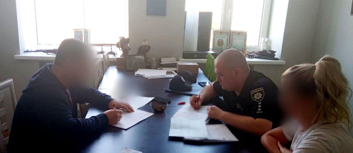 На Київщині поліція вручила повістку агресивному шанувальнику російських пісень в караоке