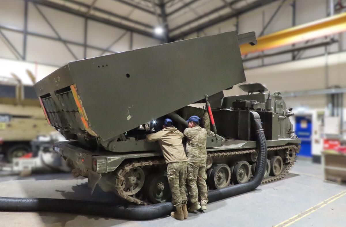Минобороны Британии показало, как украинцы учатся обслуживать РСЗО M270