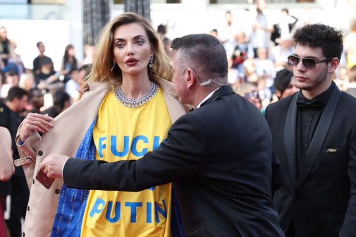 Поява української моделі у футболці з написом проти путіна спричинила скандал у Каннах