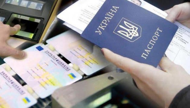 В Україні обіцяють допомогти оформлювати втрачені паспорти переселенцям
